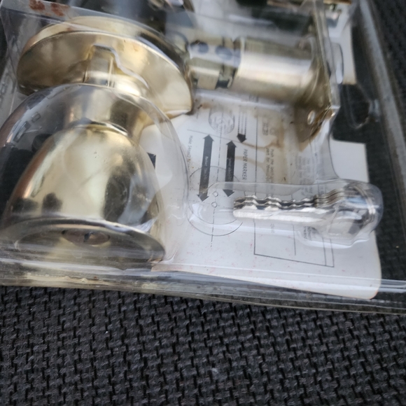 Keyed Entry Door Knob Lock, Brass Finish 3 keys included - Picture 2 of 7